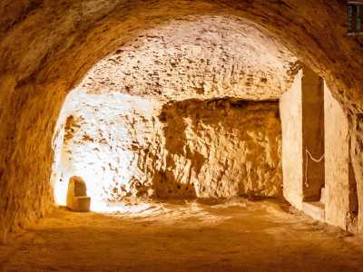 Pare che questo tunnel proseguisse un tempo verso Acquaviva: leggenda vuole che queste gallerie fossero addirittura collegate con il Casino di Don Cataldo, altra propriet� dei marchesi Nicolai, distante 2 chilometri